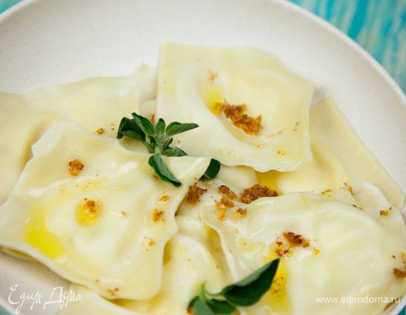 Остается только отварить равиоли: вскипятить воду и варить 5 минут. Подавать с чесночным маслом.