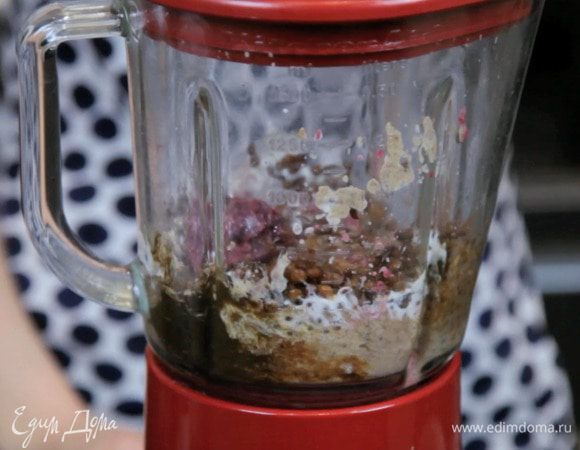 Разогреть духовку до 180°С. Хорошо помыть свеклу, завернуть каждую отдельно в фольгу и убрать минут на 40 в духовку. Свекла должна стать очень мягкой. Затем почистить и использовать по рецепту.
Взбить все ингредиенты в блендере до однородности.