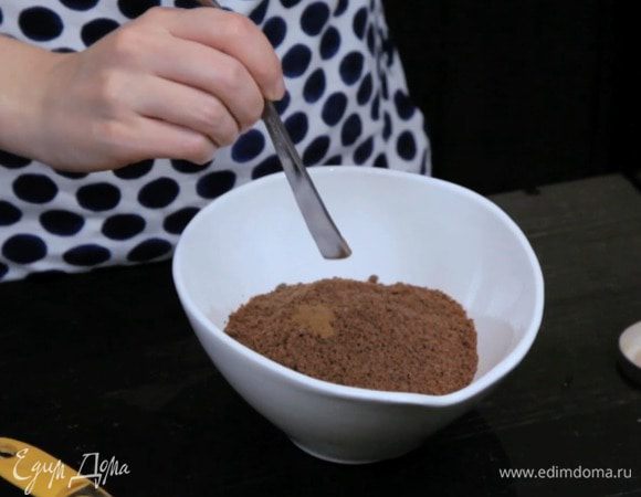 Смолоть печенье в крошку, смешать с маслом и корицей.