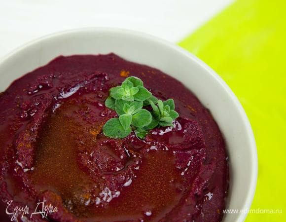 Перед подачей полить маслом и посыпать хлопьями чили.