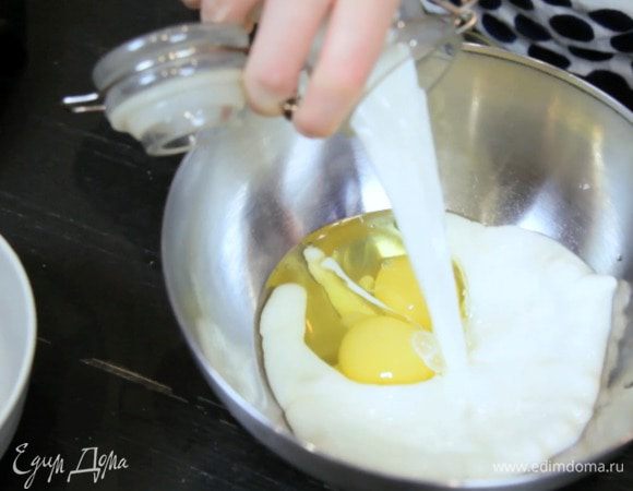 В другой миске — жидкие.