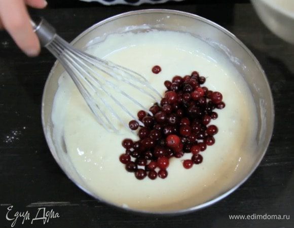 Аккуратно вмешать клюкву.