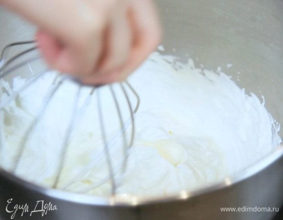 Взбить сливки до крепких пиков и отложить пока в сторону.