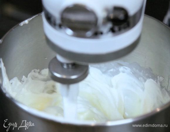 Добавить к сыру и сразу хорошо перемешать. Затем примешать сливки.