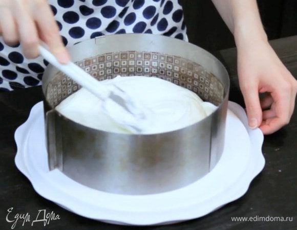 Выложить в форму и убрать в холодильник на 4 — 6 часов.