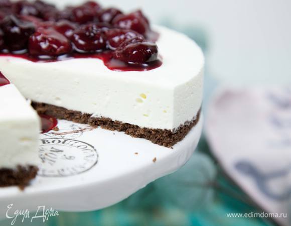 Украсить перед подачей вишней.