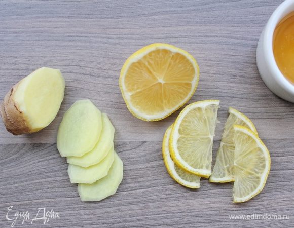 Лимон и корень имбиря промываем. Имбирь очищаем от кожуры, нарезаем четыре слайса. Далее нарезаем два слайса лимона, затем их разрезаем пополам.
