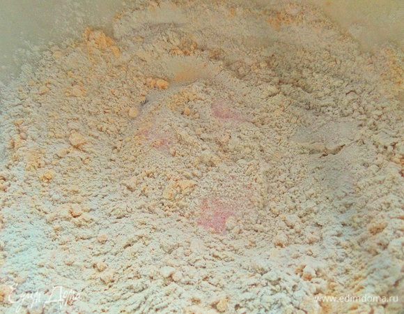 Если берете порошок, то лучше его просеять, так как он любит сбиваться в комочки. Смешать, посолить.