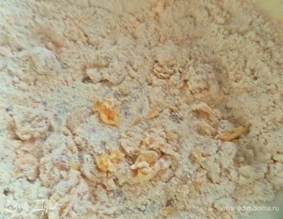 Порошок яичный требует добавления воды (при яйце воду не надо, разве что яйцо слишком мелкое). У меня тесто взяло около 5 ст. л. воды, но возможно хватит меньше.