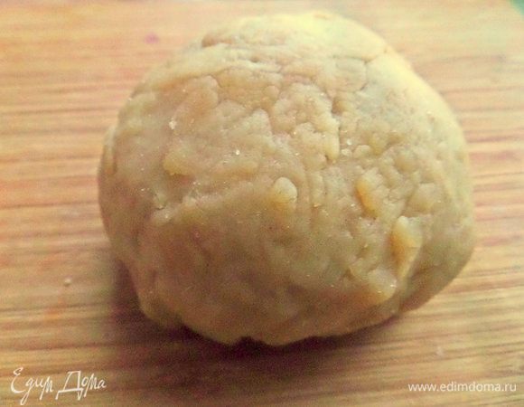 Замесить крутое пельменное тесто, месить около 10 минут. Его можно приготовить заранее и держать в холодильнике завернутым до 2 дней. Минимум должно полежать полчасика.