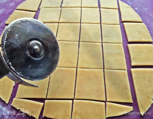 Удобно нарезать ножом для пиццы. Вышло 29 заготовок. Обрезки можно настрогать на лапшу, высушить или сварить. 