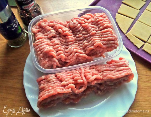 Для начинки нужен свежий фарш. Из специй, перец и орегано у меня.