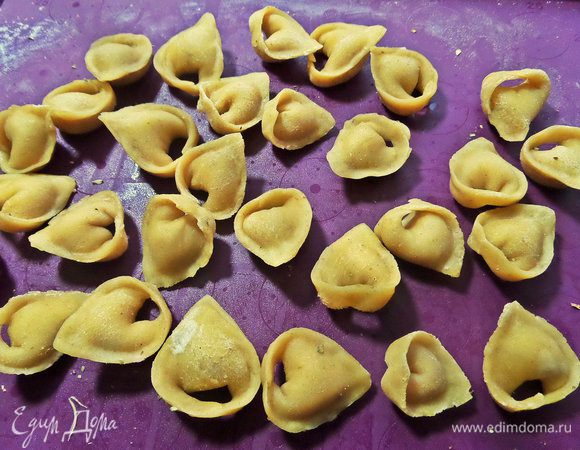 Простейший прием лепки: сложить треугольником пополам, защипать крепко, соединить концы и склеить. Есть и более сложные приемы, но не забывайте, что размер здесь далеко не пельменный! У меня пальцы тонкие, поэтому легко было склеивать.