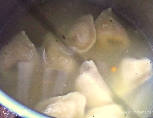 Тортеллини можно замораживать или сварить, например, в курином бульоне или в воде, потом использовать, например, с грибным соусом, с тушеными овощами.