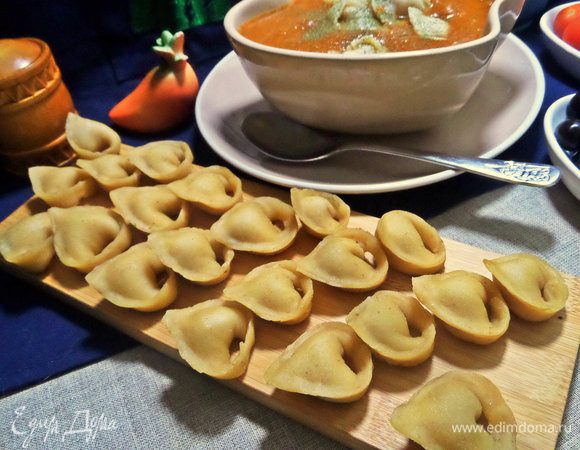 Замораживать лучше на дощечке, потом замороженные сложить в пакет или коробку.