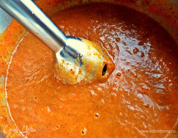 Приготовить суп-пюре можно по этому рецепту: http://www.edimdoma.ru/retsepty/90516-tomatnyy-sup-pyure-s-motsarelloy