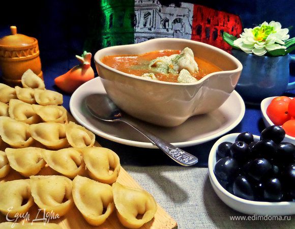 Отваренные тортеллини перенести в готовый суп. Примерно по 6 — 7 штучек на порцию, все зависит от размера.