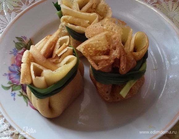 Смешать кефир с содой до пенообразного состояния. Добавить соль, сахар вновь перемешать. 
Добавить молоко и муку. Перемешать все хорошо.