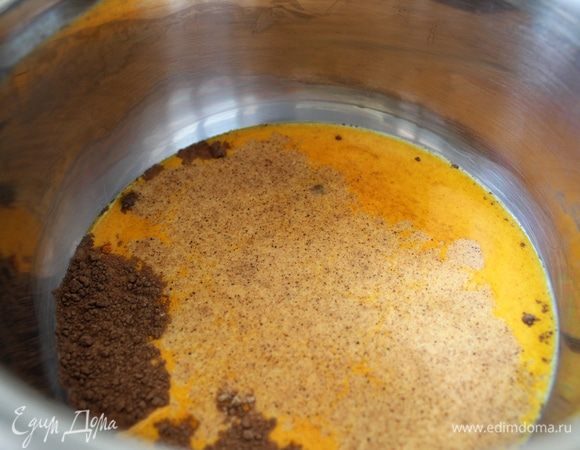 Ставим молоко на средний огонь, добавляем специи, перемешиваем. В момент, когда молоко дойдет до стадии закипания, снимаем с плиты буквально на тридцать секунд. Затем вновь ставим на огонь, помешивая. Данное действие повторить два раза. 
Крепкого Вам здоровья! 