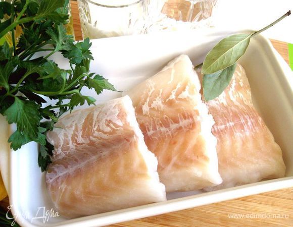 Разморозить филе в холодильнике (5 — 7 часов). Треска, которая здесь используется, была выловлена в Баренцевом море, потом заморожена. Ее отличает белое, плотное мясо и изумительный вкус.  
