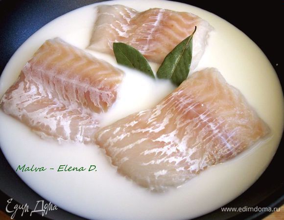 После разморозки положить филе и лавровые листья в сковороду. Залить смесью  молока и воды в пропорции 1:1. Накрыть крышкой, довести до кипения. Убавить огонь и готовить приблизительно 4 минуты. Снять сковороду с огня. Рыба должна постоять под крышкой минут 10.