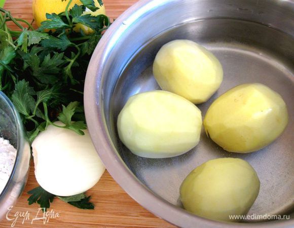 Очистить картофель и лук. 