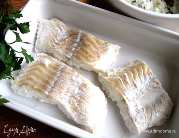 С помощью шумовки вынуть рыбу из молока и поместить на тарелку, чтобы рыба охладилась.
