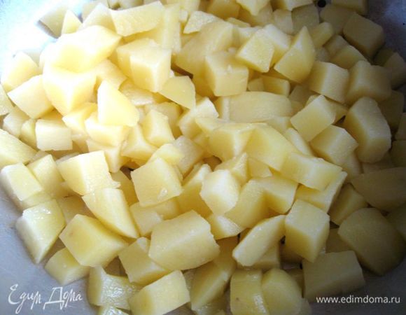 Откинуть на дуршлаг картофель и оставить его там на несколько минут, чтобы он немного обсох. 