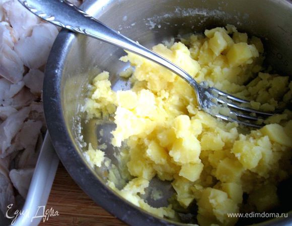Затем снова поместить его в сотейник, досушить на медленном огне, помешивая вилкой и делая пюре. Должна получиться масса с легкой, «пушистой» текстурой. Снять ее с огня.
