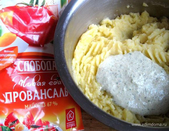 Добавь в пюре 2 столовые ложки соуса (его приготовление дано в шагах 14 — 16),  лимонную цедру, натертую на мелкой терке, мелко порезанные петрушку и шнитт-лук. Посолить и поперчить пюре, тщательно перемешать.