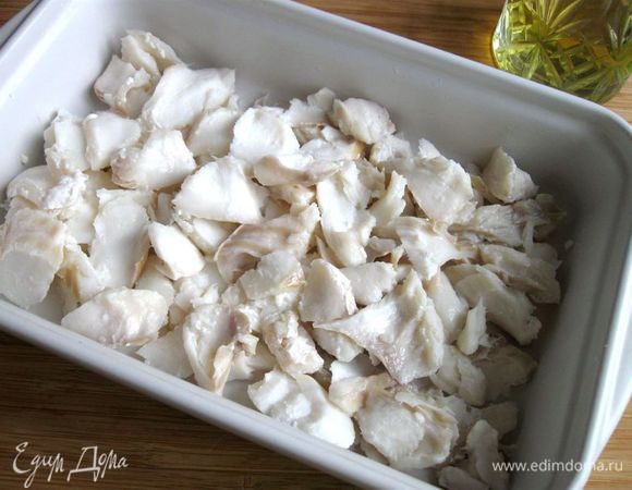 Удалить лишнюю жидкость из рыбы, поперчить рыбу. Руками аккуратно разделить треску на пластины. 