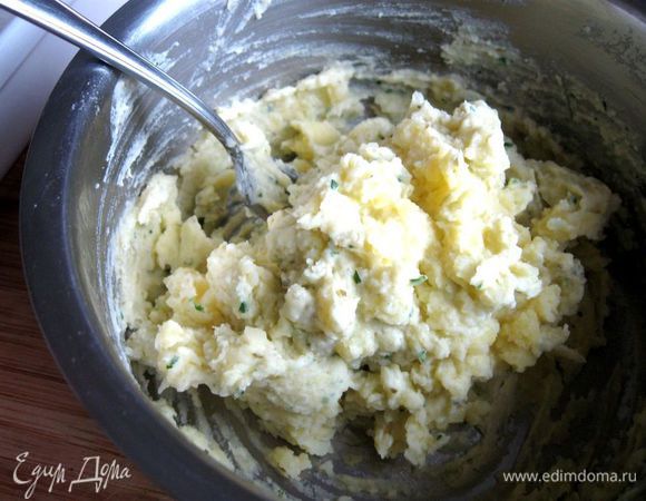 Добавить рыбу к картофелю и бережно смешать их, постаравшись не нарушить текстуру рыбы (не придавливать, не приминать, максимально сохранять воздушность массы).
