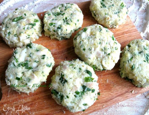 Слегка взбить вилкой яйцо в одной миске, в другую поместить хлебные крошки. Сформировать котлеты.