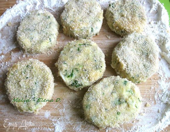 Обмакнуть котлеты в яйцо, обвалять в крошках, выложить на рабочую поверхность, предварительно покрытую мукой. Накрыть котлеты салфеткой и дать им «отдохнуть» в течение 30 минут.
