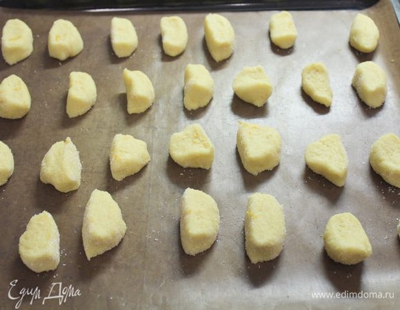Выложить диски на застеленный пергаментом противень и отправить в разогретую до 200°С духовку на 15 минут. Вынимать когда печенье начнет золотиться!