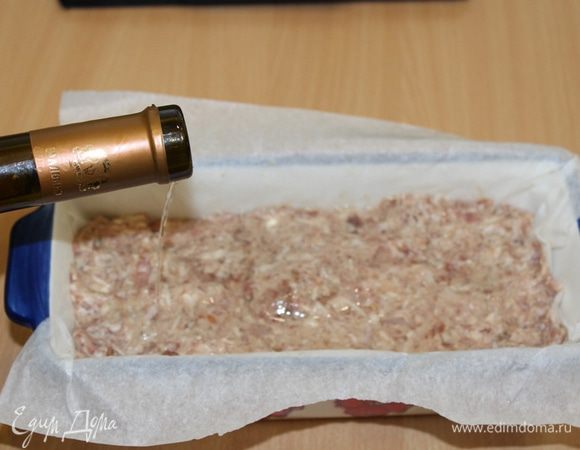 Выложить фарш в форму, застеленную пергаментной бумагой, разровнять. Немного полить сверху белым вином.
Запекать при 180°С около 50 минут. Периодически доставать форму и поливать польпеттоне еще вином.