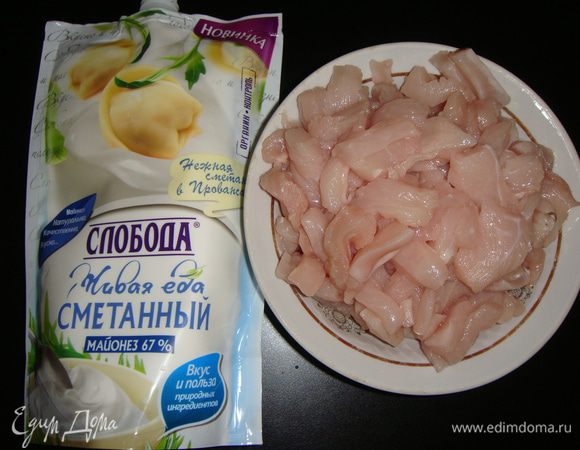 Куриное филе нарезать полосками.