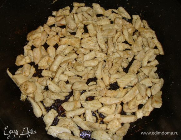 Сковороду разогреть, налить подсолнечное масло. Выложить нарезанное филе, посолить, поперчить, приправить и обжарить до готовности.