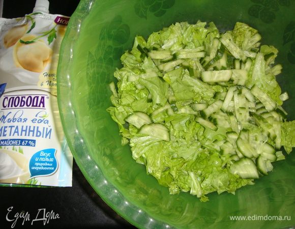 Листья салата порвать руками, огурец нарезать полосками.