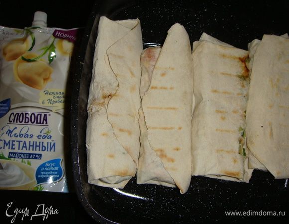 Сковороду для гриля разогреть. Обжарить роллы без масла с двух сторон по 2 — 3 минуты.