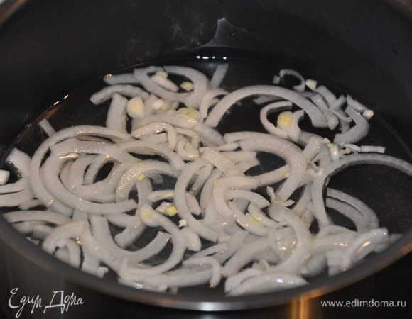 Добавьте нарезанный полукольцами лук и оставьте мариноваться до остывания часа на полтора под закрытой крышкой.