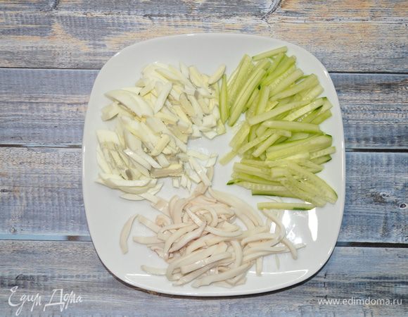 Кальмары, огурцы, яйца и китайскую капусту нарежьте соломкой, если у огурцов толстая кожица, то ее лучше предварительно снять.