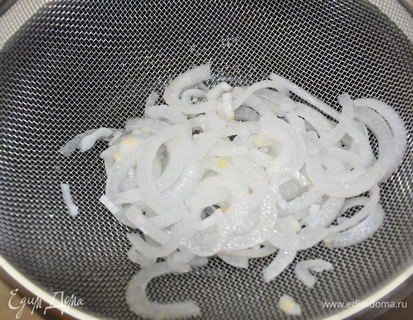 Когда лук остынет, откиньте лук на дуршлаг и дайте стечь всей жидкости.