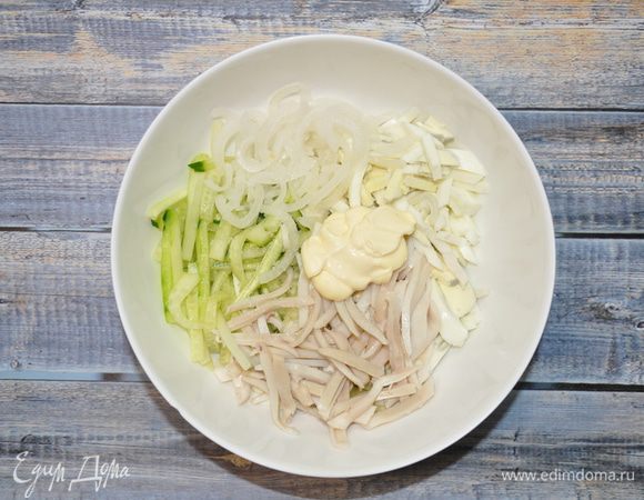 Сложите все ингредиенты в салатник, посолите, заправьте майонезом ТМ «Слобода» Оливковый и все хорошенько перемешайте.