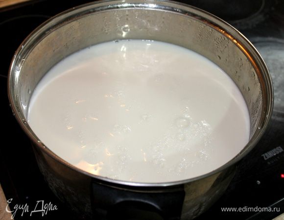 Для приготовления сыра возьмите 4 литра цельного молока, чем жирнее будет молоко, тем вкуснее получится сыр. Оговорю сразу условие, молоко из магазина в пакетах, пастеризованное НЕ ПОДОЙДЕТ!