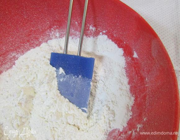 Приготовить бисквит. Просеять муку вместе с разрыхлителем.