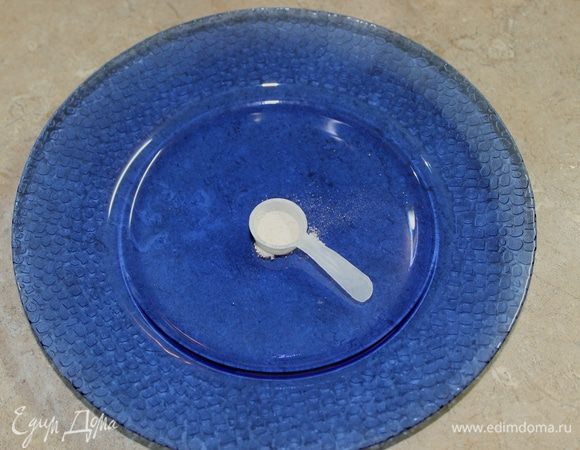 Для приготовления сыра потребуется сычужный фермент-пепсин. Если задаться целью готовить сыр дома, то купить сычуг не составит труда. Сырные интернет-магазины вам в помощь.
На 4 литра молока потребуется менее 1 г. На фото мерная ложечка на 2,5 г в ней сычужного фермента на донышке. Залейте сычуг водой комнатной температуры, достаточно 50 мл.
Холодное молоко поставьте на плиту и постоянно мешая, доведите его до температуры 32 — 35°С. Уберите молоко с плиты, влейте лимонный сок и разведенный сычужный фермент, постоянно перемешивая молоко в течении 1 —  2 минут. Можно так же добавить 1 ампулу хлористого-кальция, который поможет лучше собрать молочный белок.
Теперь накрываете емкость с молоком крышкой, ставите в теплое место на 40 минут и не беспокоите.