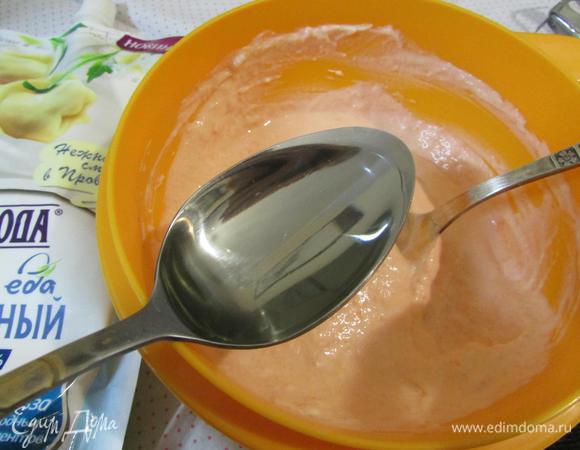 Добавить 1 ст. л. растительного масла, перемешать до однородности.