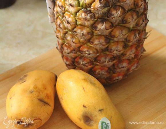 Ананас почистить и нарезать кубиками. Я добавила манго, но это опционально — ананас сам по себе отлично гармонирует с остальными составляющими.