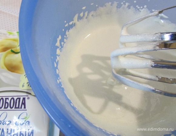 Желтки (48 грамм) взбить до бела с сахаром (100 грамм).